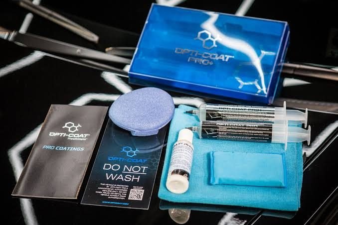 ชุดผลิตภัณฑ์ OPTI-COAT Pro+ กล่องสีน้ำเงิน หลอดน้ำยา ฟองน้ำ ผ้าไมโครไฟเบอร์ และป้าย Do Not Wash