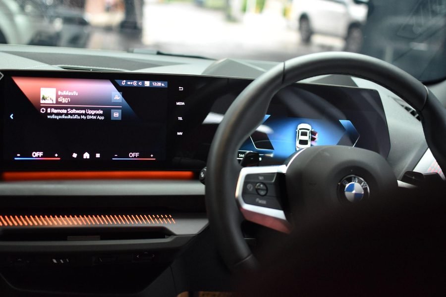 ห้องโดยสารรถ BMW มองเห็นหน้าจอแสดงผลโค้งและพวงมาลัย