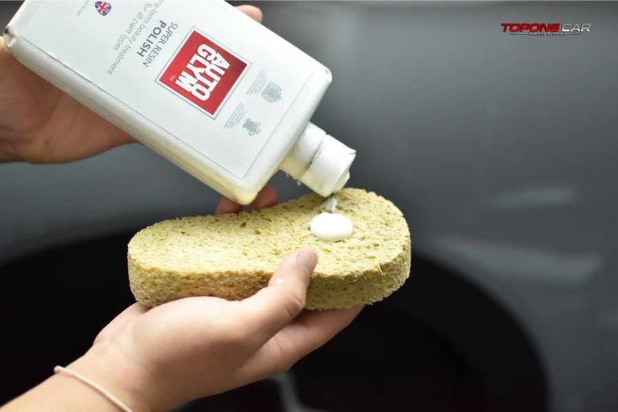 เทน้ำยา AutoGlym Super Resin Polish ลงบนฟองน้ำสำหรับลงบนผิวสีรถ